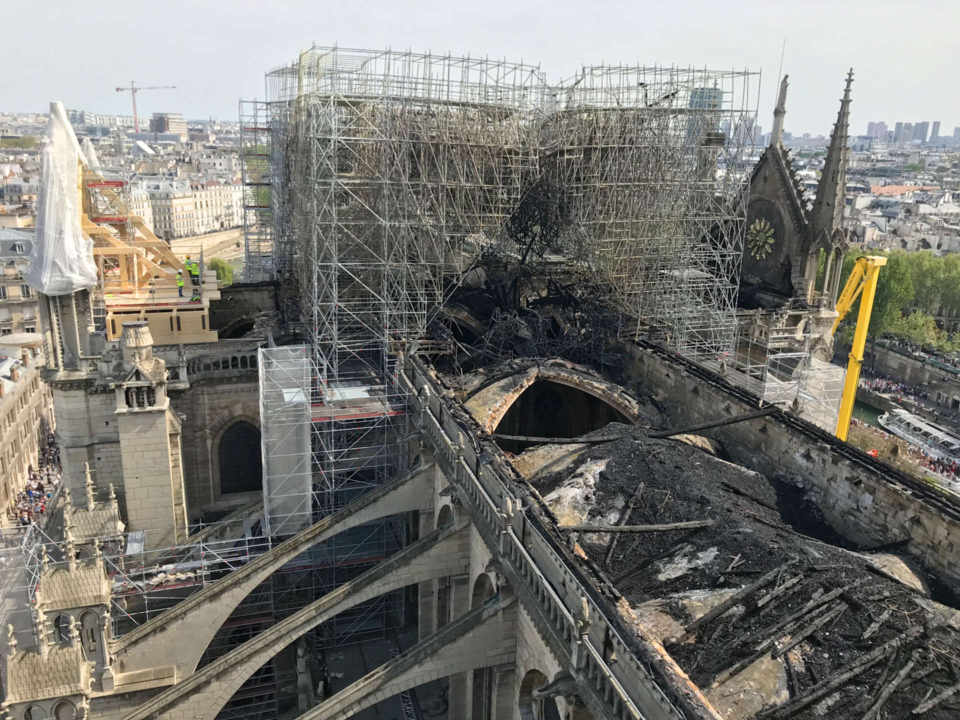This picture shows the roof and scaffolding of Notre-Dame de Paris, after the fire. The picture shows the burned roof and the scaffolding after the fire. This photo illustrates the section entitled: