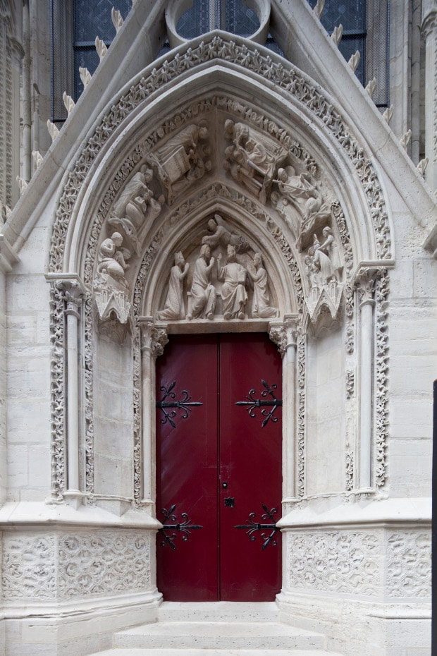 Notre Dame porte rouge detail