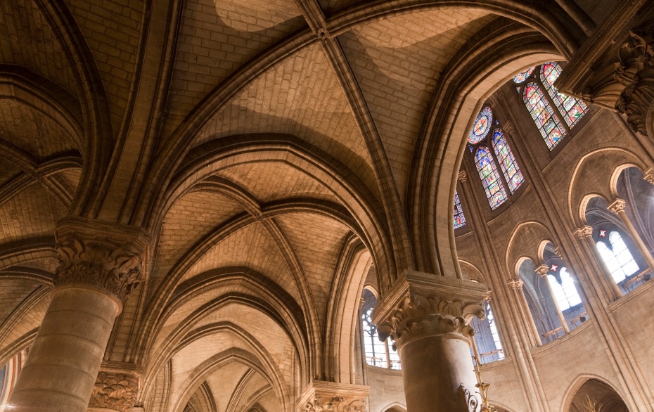 Notre Dame vue interieure contre plongee