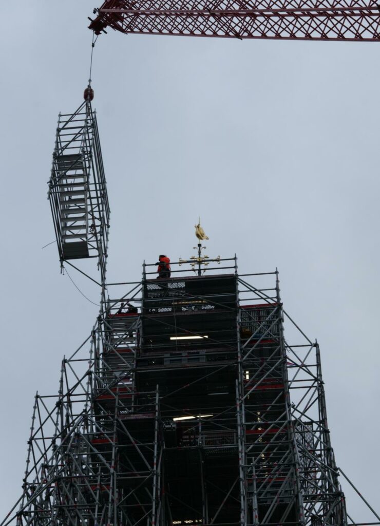 Removal of the first scaffolding elements, after installation of the rooster